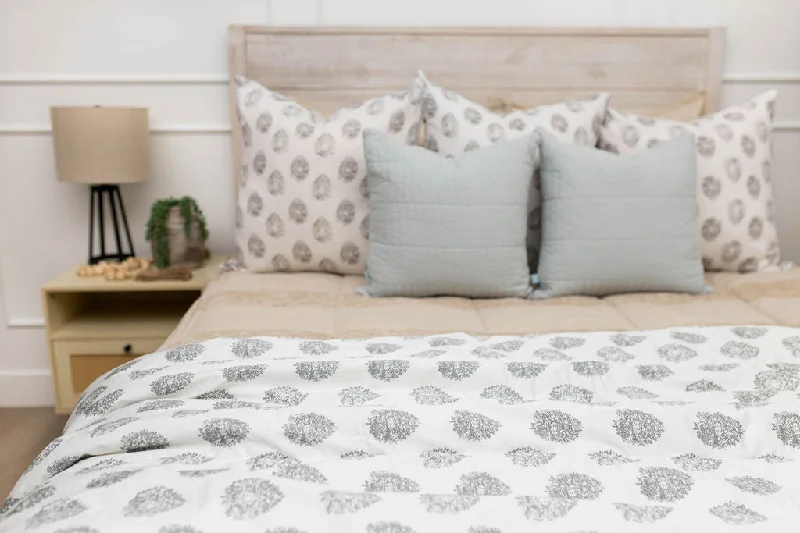 Luxury cashmere winter blankets​  Kate Blanket