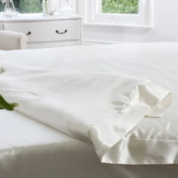 Button - closure duvet covers for a classic and secure fasteningSilk Duvet Cover